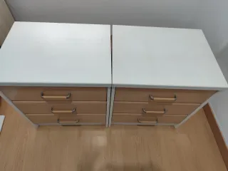 Mesitas de noche de madera y blanco