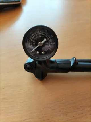 Bomba Rock Shox con manómetro