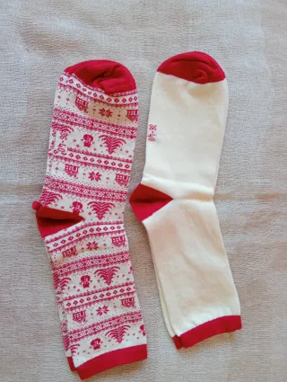 Calcetines bonitos rojos y blancos
