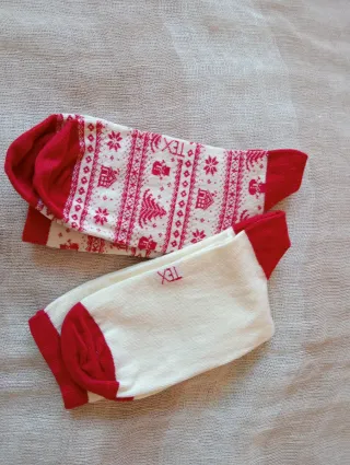 Calcetines bonitos rojos y blancos