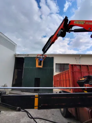 Cabeza tractora con grúa y góndola