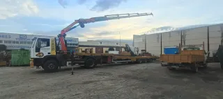 Cabeza tractora con grúa y góndola