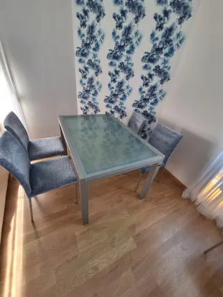 Mesa de comedor extensible y 6 sillas