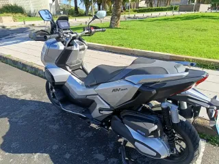 Motocicleta gris plata