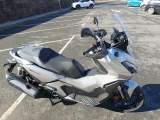 Motocicleta gris plata