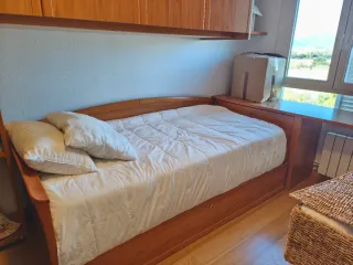 Cama nido de madera maciza con 2 colchones.