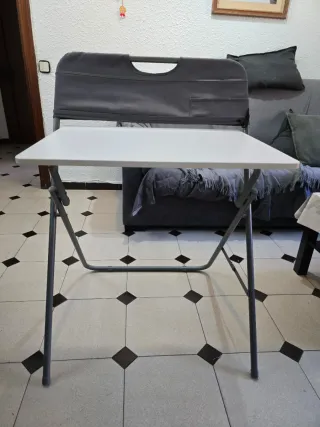 Mesa plegable blanca y gris ideal para camping