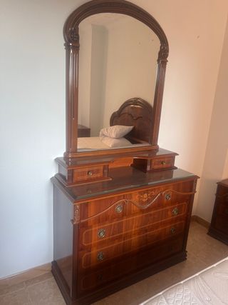 Cómoda de madera con espejo