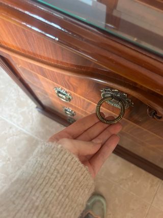 Cómoda de madera con espejo