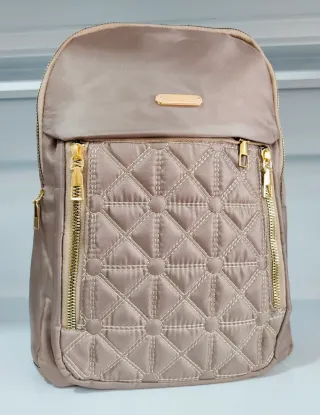 Mochila beige con detalles dorados