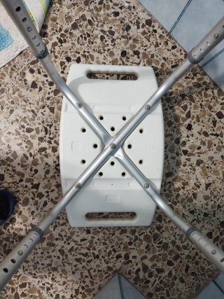 Taburete de ducha plateado y blanco ortopedia