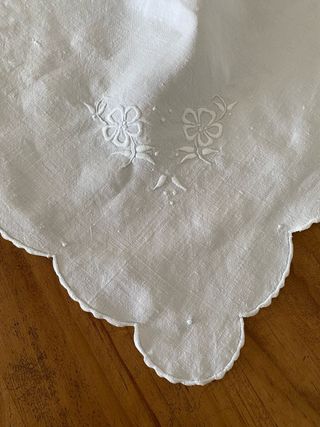 Mantel antiguo bordado floral