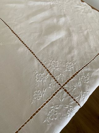 Mantel antiguo bordado floral