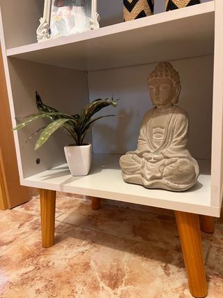 Mueble recibidor con estanterías y patas de madera