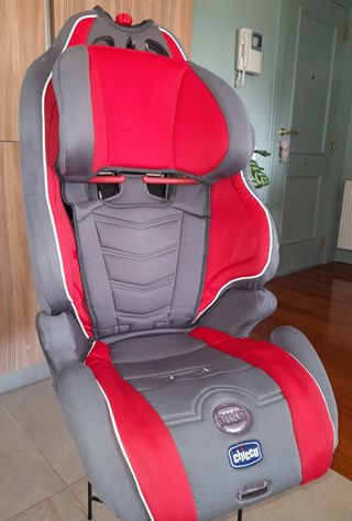 Silla coche Chicco gris y roja