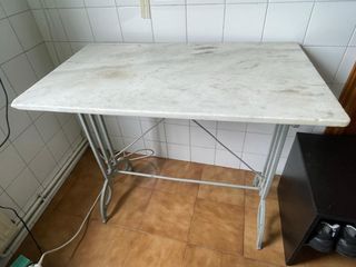 Mesa de mármol y metal