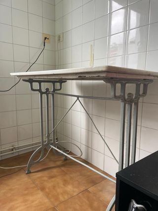 Mesa de mármol y metal