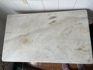 Mesa de mármol y metal