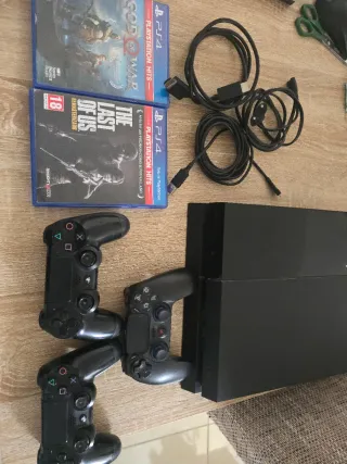 Consola PS4 Negra 500gb + 3 Mandos y 2 juegos