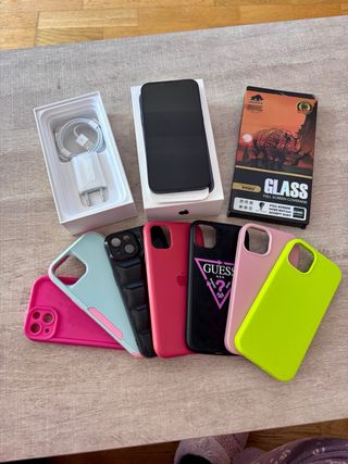 iPhone 13 128GB Negro SEMINUEVO CON CARGADOR ORIG.