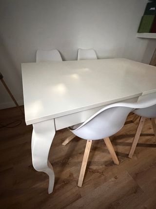 Mesa de comedor blanca de madera, sillas incluidas