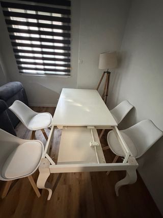 Mesa de comedor blanca de madera, sillas incluidas