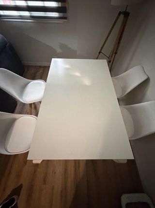 Mesa de comedor blanca de madera, sillas incluidas