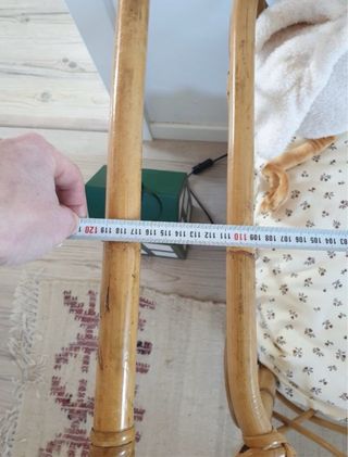 Cuna de mimbre vintage con ruedas