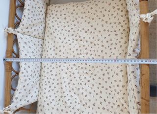 Cuna de mimbre vintage con ruedas