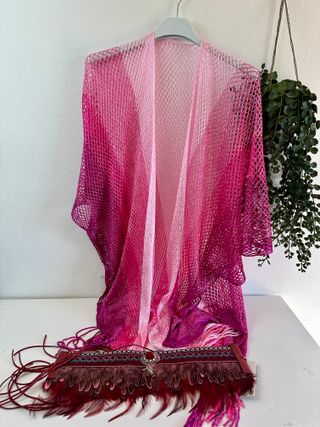 Chal con cinturón rosa y rojo