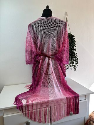 Chal con cinturón rosa y rojo