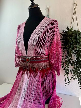 Chal con cinturón rosa y rojo