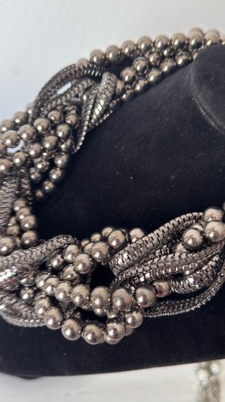 Collar de cuentas y cadena plateado