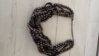 Collar de cuentas y cadena plateado