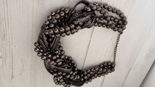 Collar de cuentas y cadena plateado