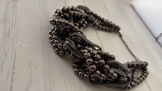 Collar de cuentas y cadena plateado