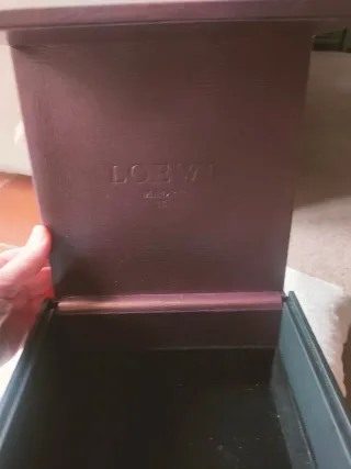 Caja Loewe, para cosas especiales,con Logo Dorado