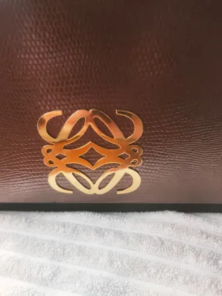 Caja Loewe, para cosas especiales,con Logo Dorado