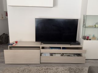 Mueble TV bajo madera clara moderno