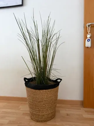 Planta Artificial Grande con Maceta Mimbre