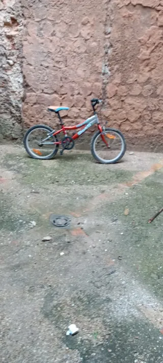 Bicicleta infantil roja y gris