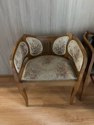 Dos sillas antiguas de madera y tela.