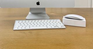 Teclado y ratón Apple inalámbricos blancos