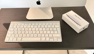 Teclado y ratón Apple inalámbricos blancos
