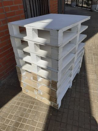 Sofá de palets blancos de madera