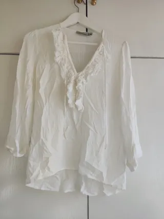 Blusa blanca con volantes