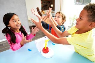 Mattel Games Baño Boom, ¡Atrapa la Caca!, juego de