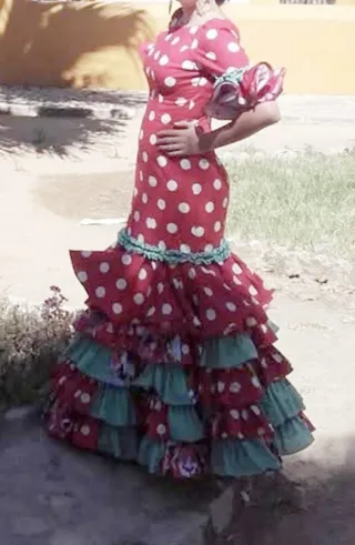 Trajes de flamenca blancos y rojos, verdes y rosa