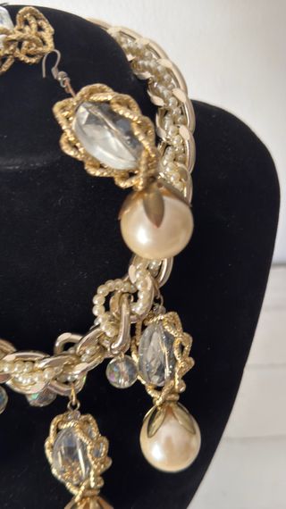 Collar y pendientes perlas y cristales dorados