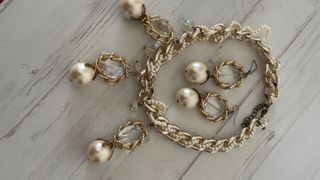 Collar y pendientes perlas y cristales dorados